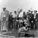 Imagen: Un hombre “compitiendo” en los Anthropology Days. Wikimedia Commons